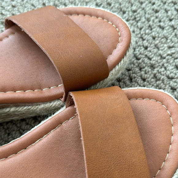 Women’s Tan Sandles - Picture 8 of 8